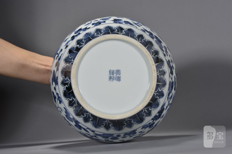 近现代 仿古青花缠枝牡丹纹大罐 - 图5